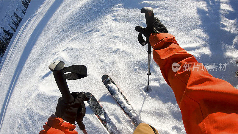 山地滑雪运动员攀登高山的第一人称视角