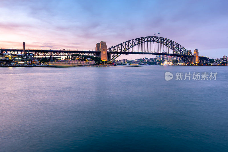 澳大利亚悉尼，东环形码头，海港大桥黄昏的景色