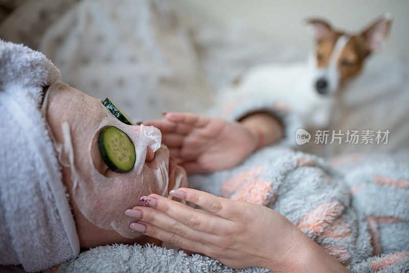 戴着面膜的漂亮女人