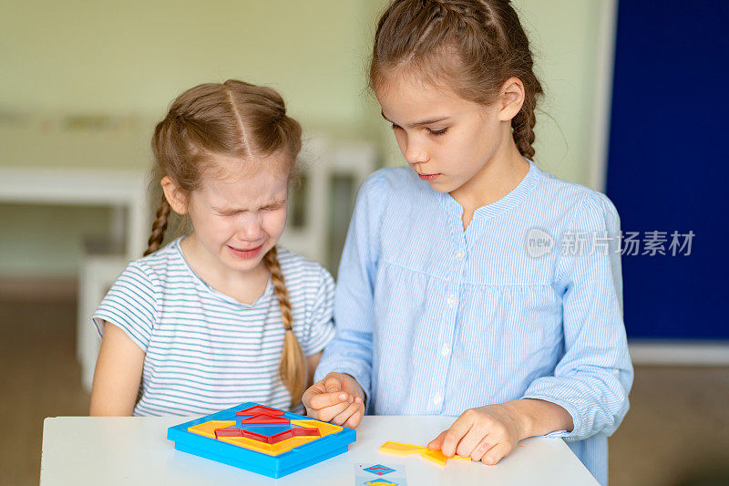 两个小女孩心烦意乱地解数学题。
