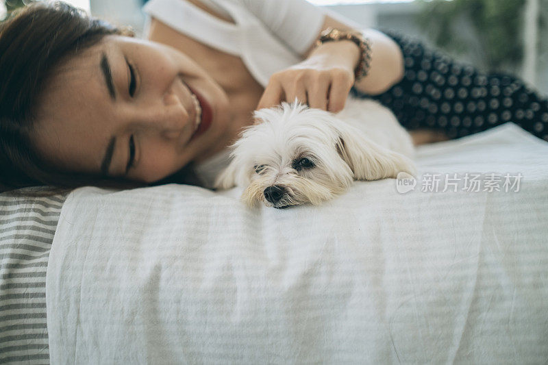 亚洲女人在家里与小狗