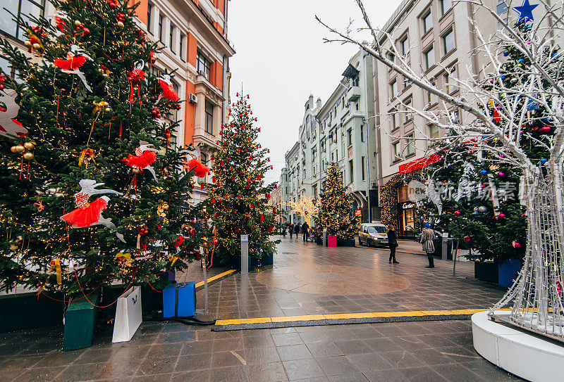 俄罗斯莫斯科——2016年12月23日:莫斯科的新年，阿尔巴特装饰着圣诞树