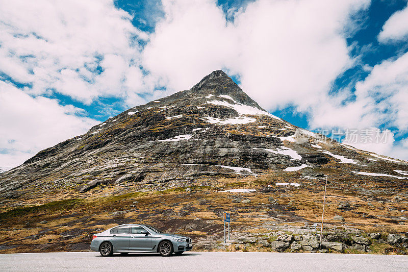 挪威莱因海门国家公园。灰色宝马520d轿车M运动山路。挪威莱因海门国家公园