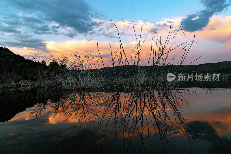 日落时分的湖泊和自然景观。壮观的云彩倒映在湖面上