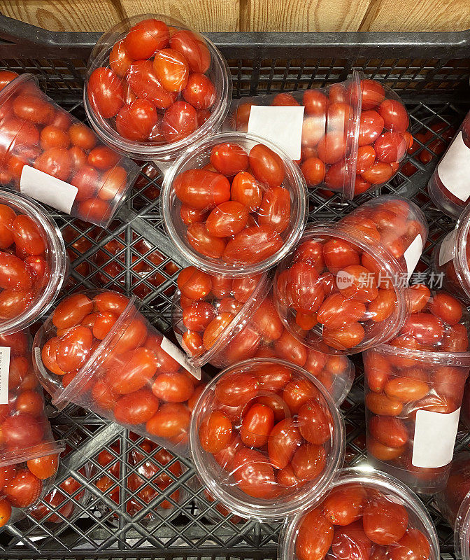 塑料容器里的樱桃番茄