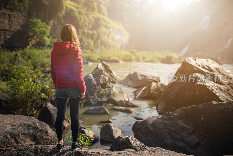 年轻女子在户外