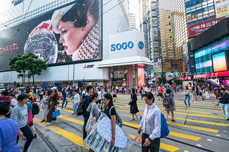 在香港购物区(铜锣湾)拥挤的街道上的人们