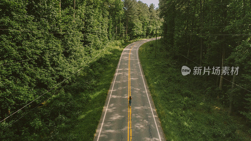 鸟瞰图穿过森林的道路在春天