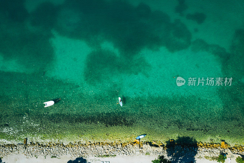鸟瞰图上的船只漂浮在碧绿的水面上