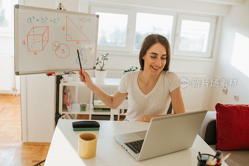 女老师在网上教数学