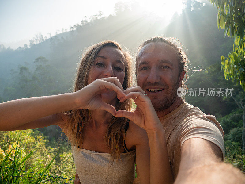 一对情侣在斯里兰卡著名景点旅游时自拍