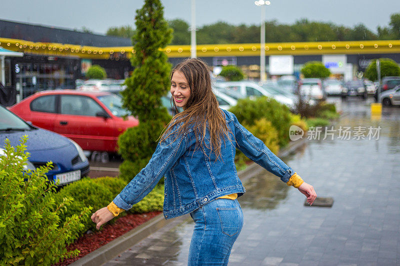 在雨中旋转