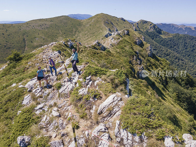 回归自然。鸟瞰一群在高山中徒步旅行的游客。2019冠状病毒病大流行后阳光明媚的户外享受。