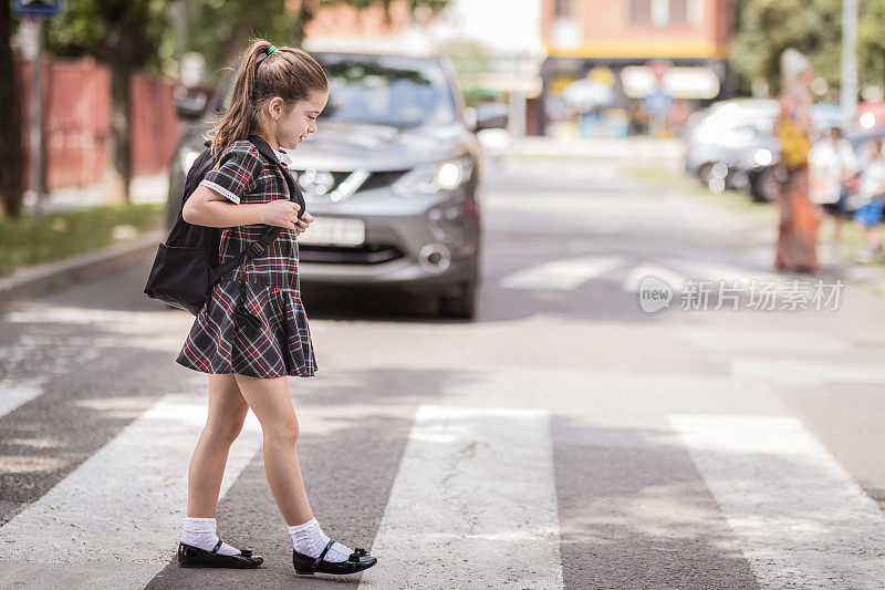 女学生正在过马路