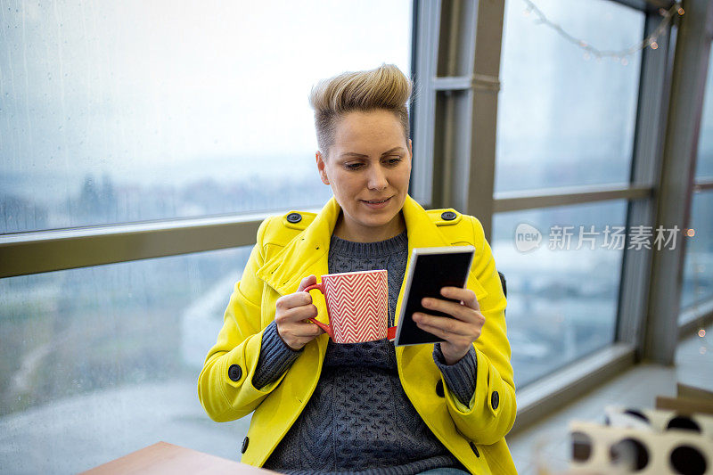 成功女商人在Cafè工作的肖像