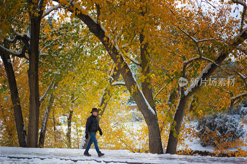 圣塔菲，NM:一个人在秋雪中行走