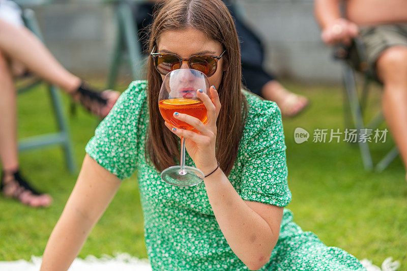 有吸引力的20多岁的女人后院烧烤