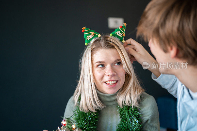 年轻夫妇在家庆祝圣诞节