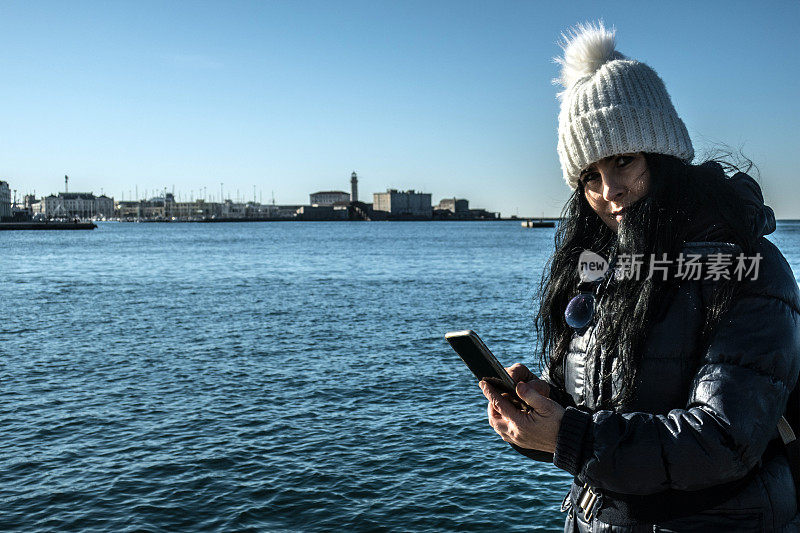 探索意大利的里雅斯特城的女人