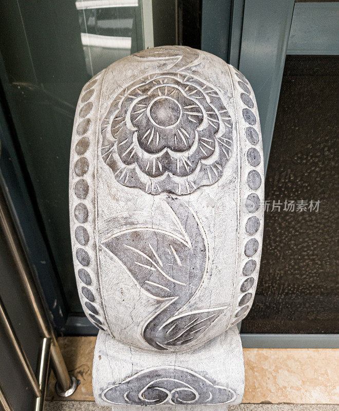 中国老北京胡同入口处的石雕