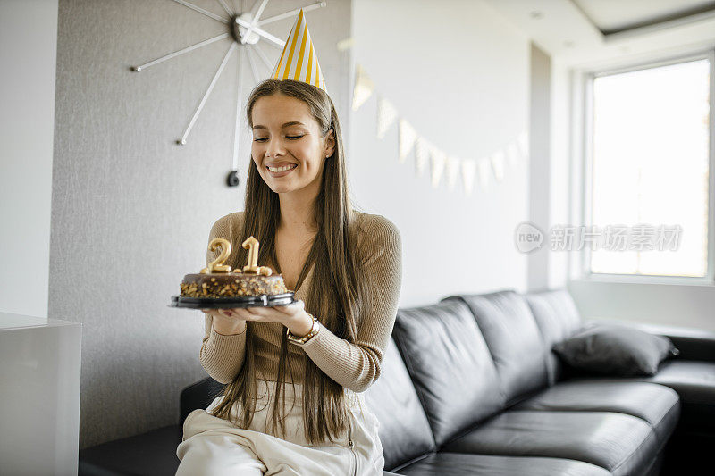 年轻女孩在家里庆祝她21岁生日的肖像