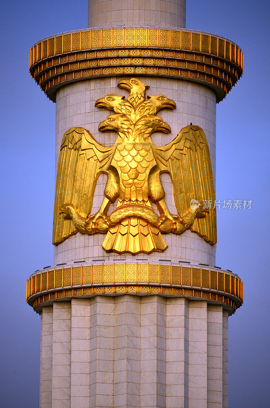 在白色大理石上的五头鹰，土库曼斯坦总统的象征，独立纪念碑，阿什哈巴德，土库曼斯坦