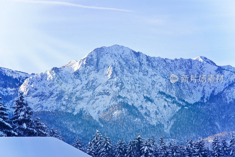 德国阿尔卑斯山的雪山