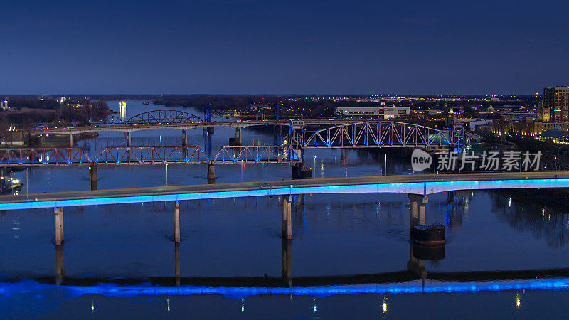 照亮桥梁横跨阿肯色河在黄昏-空中