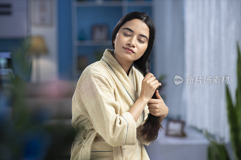 年轻女子编辫子的照片