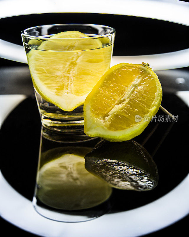 玻璃中的柠檬在暗反射表面