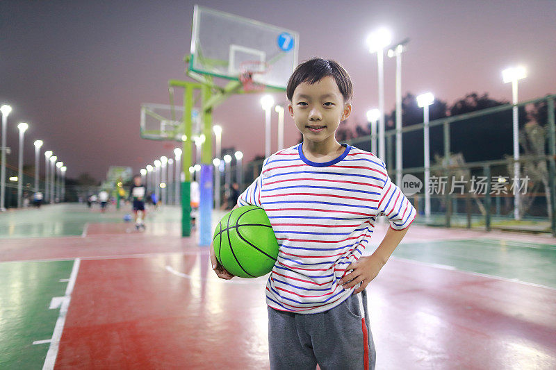 亚洲男孩打篮球