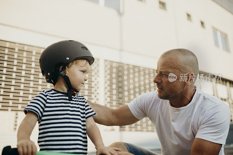 小男孩在学骑自行车