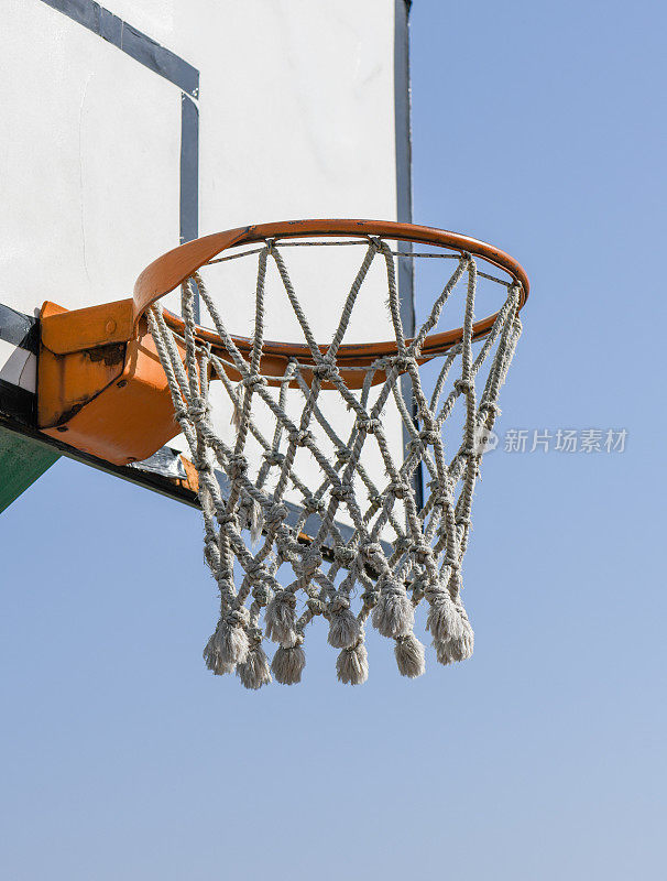 篮球近距离特写，在一个篮球场在公园