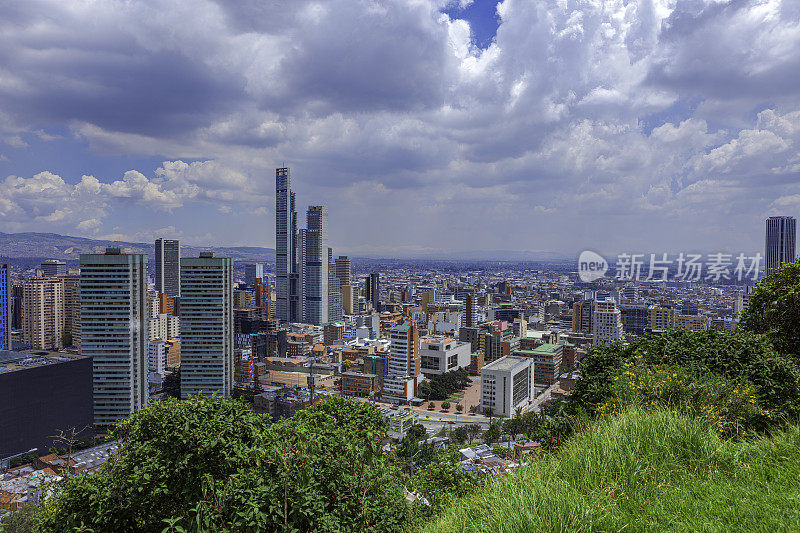 Bogotá，哥伦比亚——从Monserrate的山顶俯瞰这座巨大的、安第斯的、现代的城市，距离首都城市大约1500英尺。