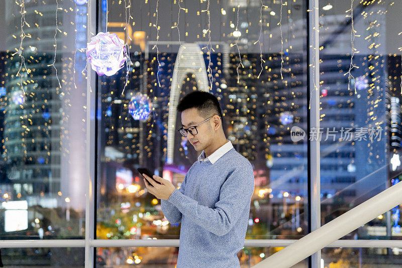 一名亚洲男子在苏州市区使用手机