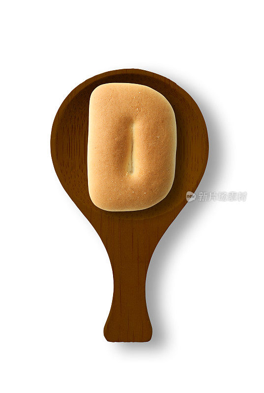 大写字母饼干D在木勺上的孤立镜头，在白色背景上