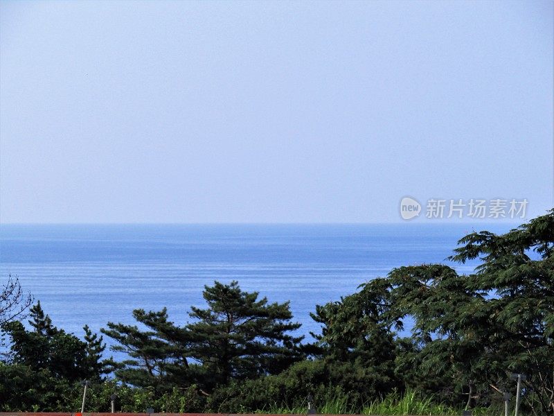 日本。8月。从周围的山上可以看到海景。