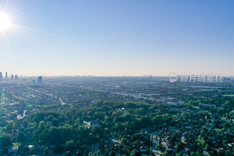 加拿大沃恩，伍德布里奇，伊斯灵顿大街的住宅分区鸟瞰图，独立和复式住宅