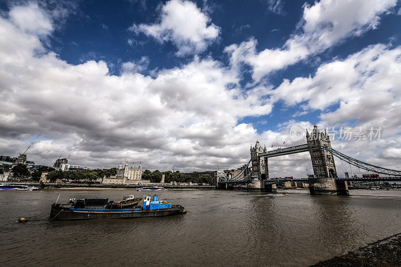 英国伦敦泰晤士河上俯瞰塔桥的航海船