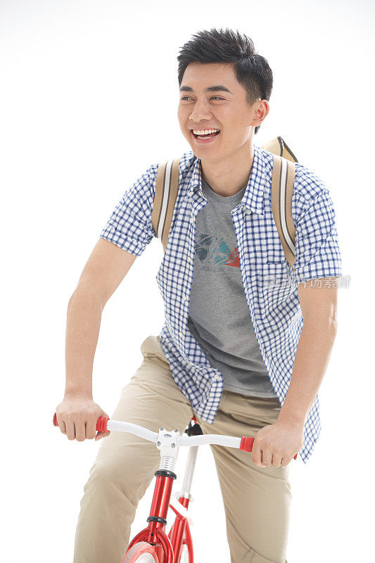 年轻的大学生骑自行车