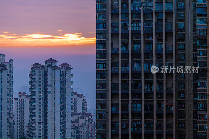 在云层下燃烧现代城市建筑