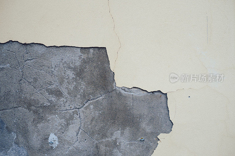 开裂的混凝土墙上掉下的油漆的纹理