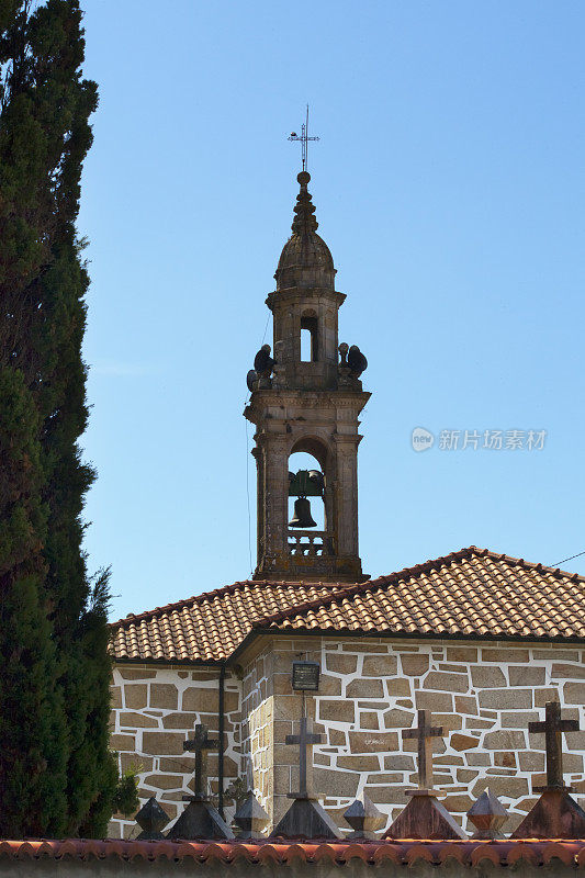 圣维森特诺埃尔钟楼和教堂，波尔图多孙，Coruña省，加利西亚，西班牙。古代宗教十字架的墓碑顶部，墓地。