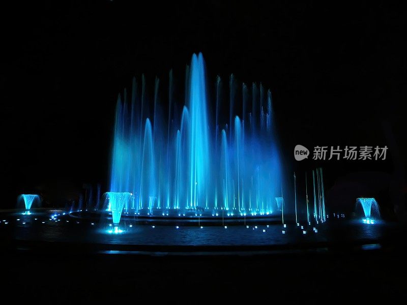 蓝色音乐喷泉。绚丽多彩的灯光、激光、音乐和喷水表演，蔚为壮观