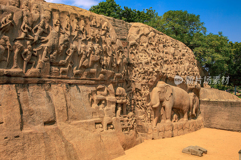 马哈巴利普兰，印度——公元7世纪，两大块花岗岩雕刻的恒河下降的帕拉瓦浮雕