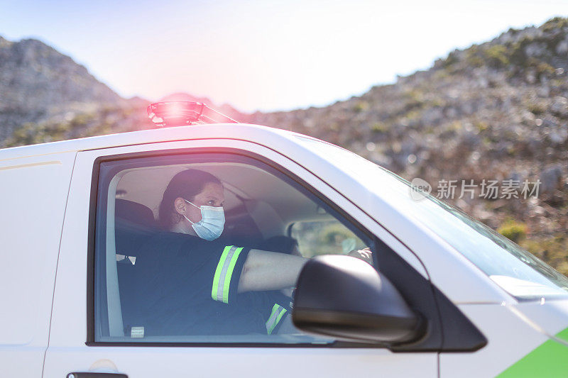 两名女护理人员驾驶一辆救护车前往紧急地点。