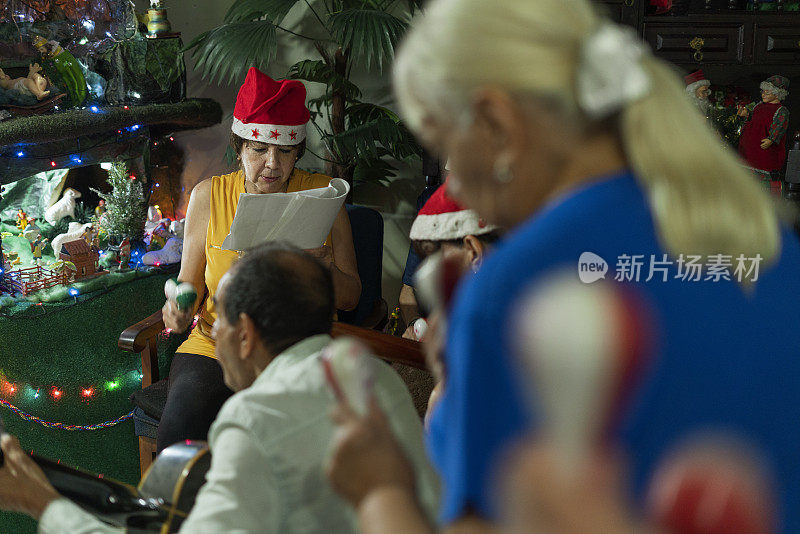 在圣诞夜，孙辈和祖父母一家人唱着圣诞颂歌