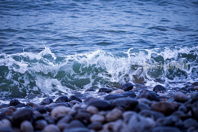 海浪拍打着海岸