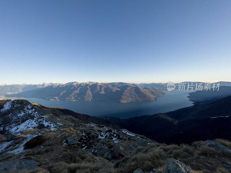 冬天从山顶俯瞰湖景