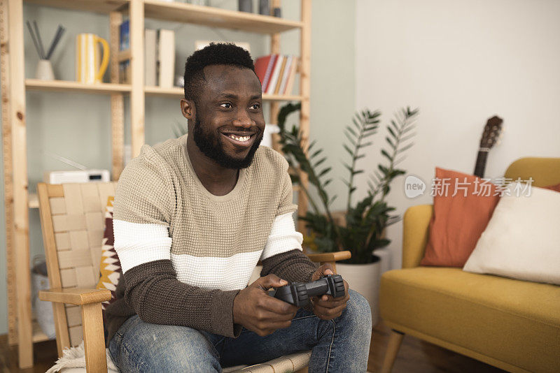 一个年轻的非洲裔美国人沉迷于游戏的肖像